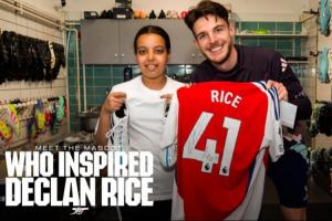 暖男赖斯邀请小球童参观训练中心,并送出签名球衣和战靴