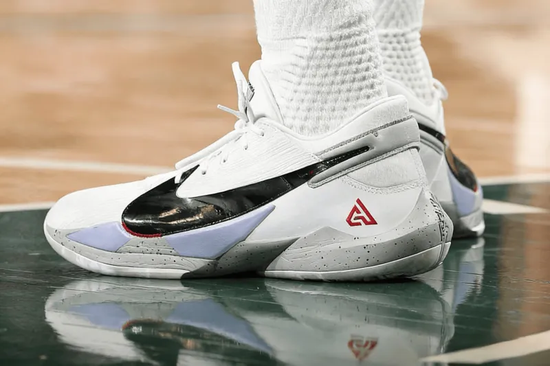 狗子28入口-遗憾伤退！阿德托昆博穿着Freak2，得到22分13篮板7助攻